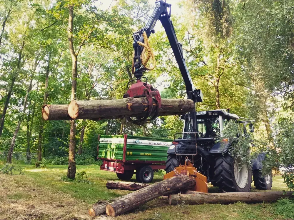 Rücken & Holztransport — Bodenschonend mit dem Kranschlepper, Rohlf Forstservice